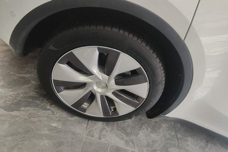 Used Tesla Model Y 2021 Standard Range Rear-Wheel Drive Version Right Rear Wheel Hub