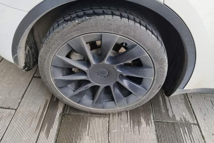 Used Tesla Model Y 2021 Standard Range Rear-Wheel Drive Version Right Rear Wheel Hub