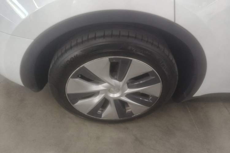 Used Tesla Model Y 2021 Standard Range Rear-Wheel Drive Version Right Rear Wheel Hub