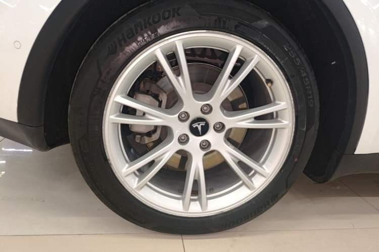 Used Tesla Model Y 2021 Long-Range All-Wheel-Drive Version Right Rear Wheel Hub