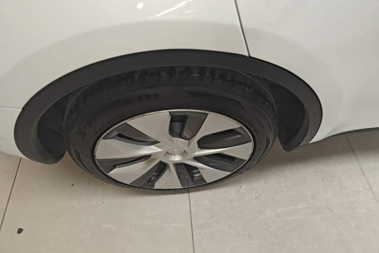 Used Tesla Model Y 2021 Standard Range Rear-Wheel Drive Version Right Rear Wheel Hub