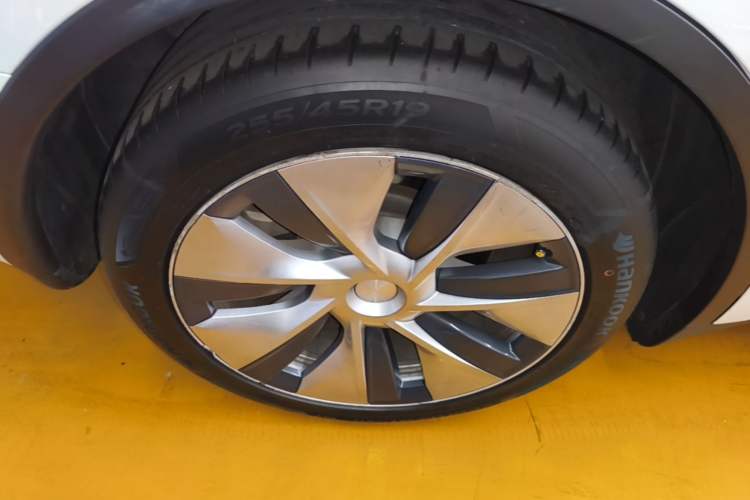 Used Tesla Model Y 2021 Long-Range All-Wheel-Drive Version Right Rear Wheel Hub