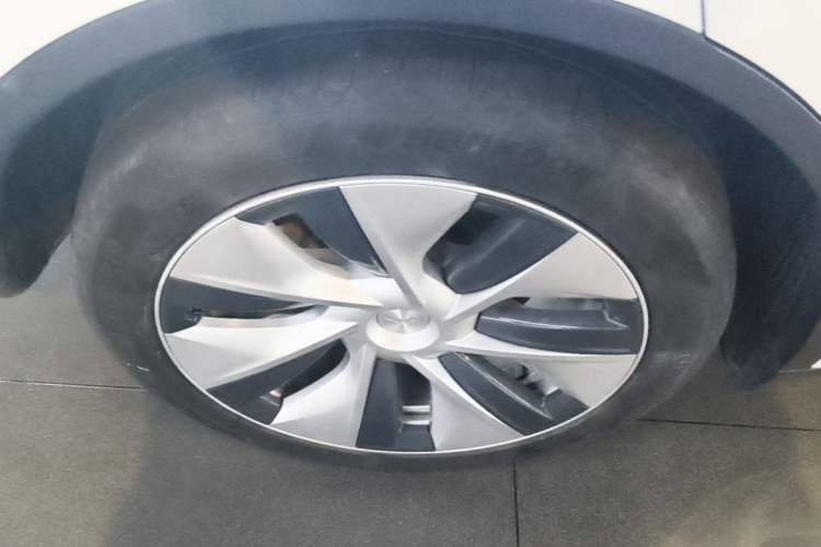 Used Tesla Model Y 2021 Long-Range All-Wheel-Drive Version Right Rear Wheel Hub