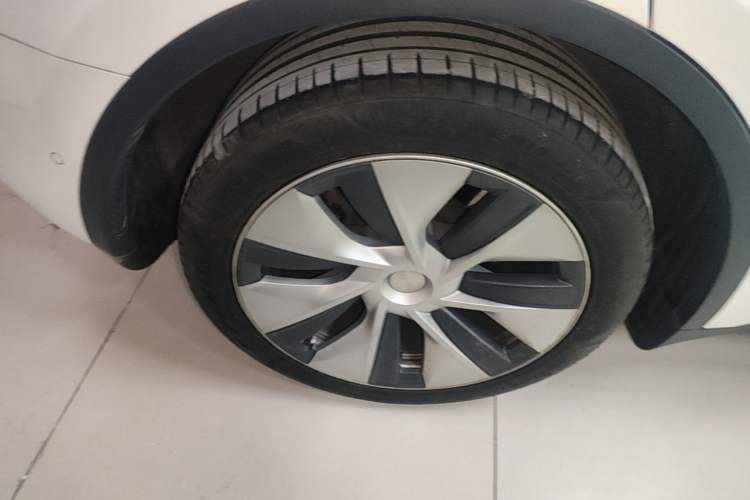 Used Tesla Model Y 2021 Standard Range Rear-Wheel Drive Version Right Rear Wheel Hub