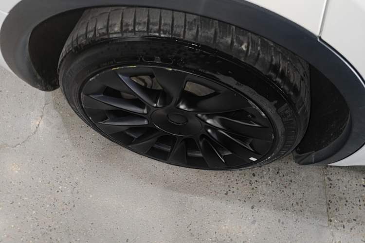 Used Tesla Model Y 2021 Long-Range All-Wheel-Drive Version Right Rear Wheel Hub