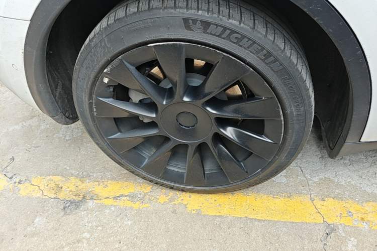 Used Tesla Model Y 2021 Long-Range All-Wheel-Drive Version 3D7 Right Rear Wheel Hub
