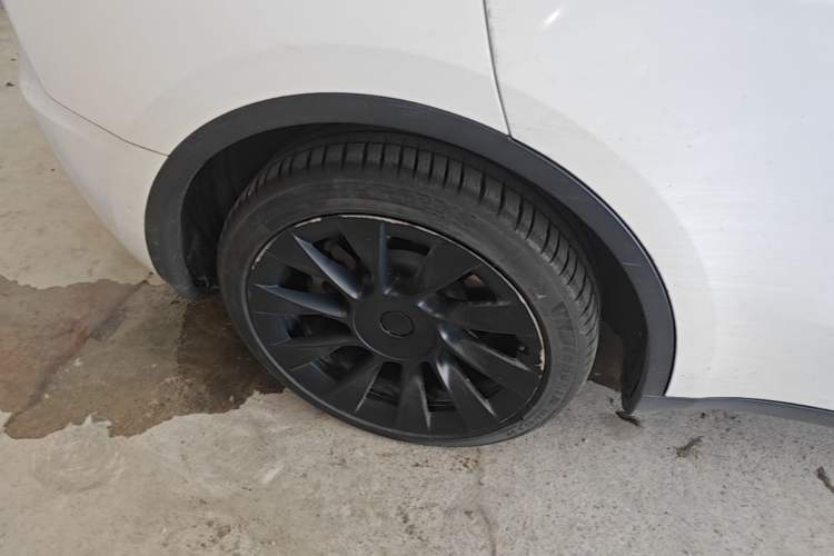Used Tesla Model Y 2021 Standard Range Rear-Wheel Drive Version Right Rear Wheel Hub