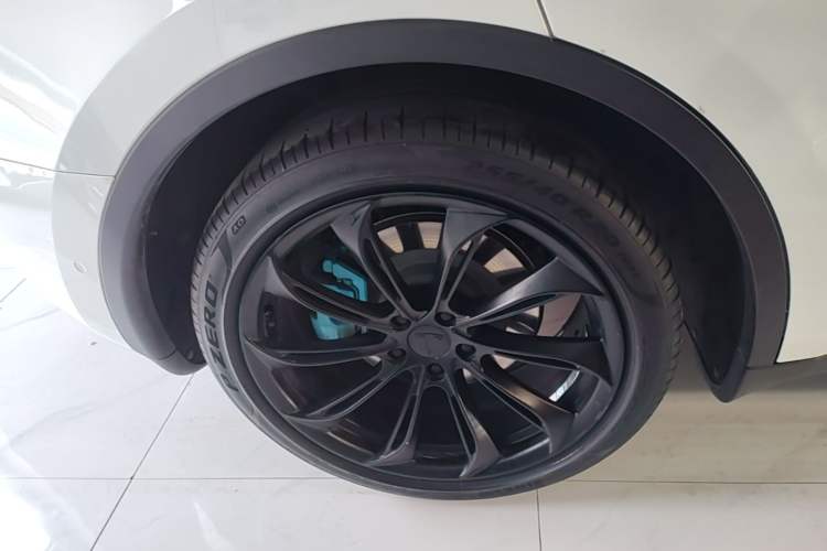 Used Tesla Model Y 2021 Long-Range All-Wheel-Drive Version 3D7 Right Rear Wheel Hub