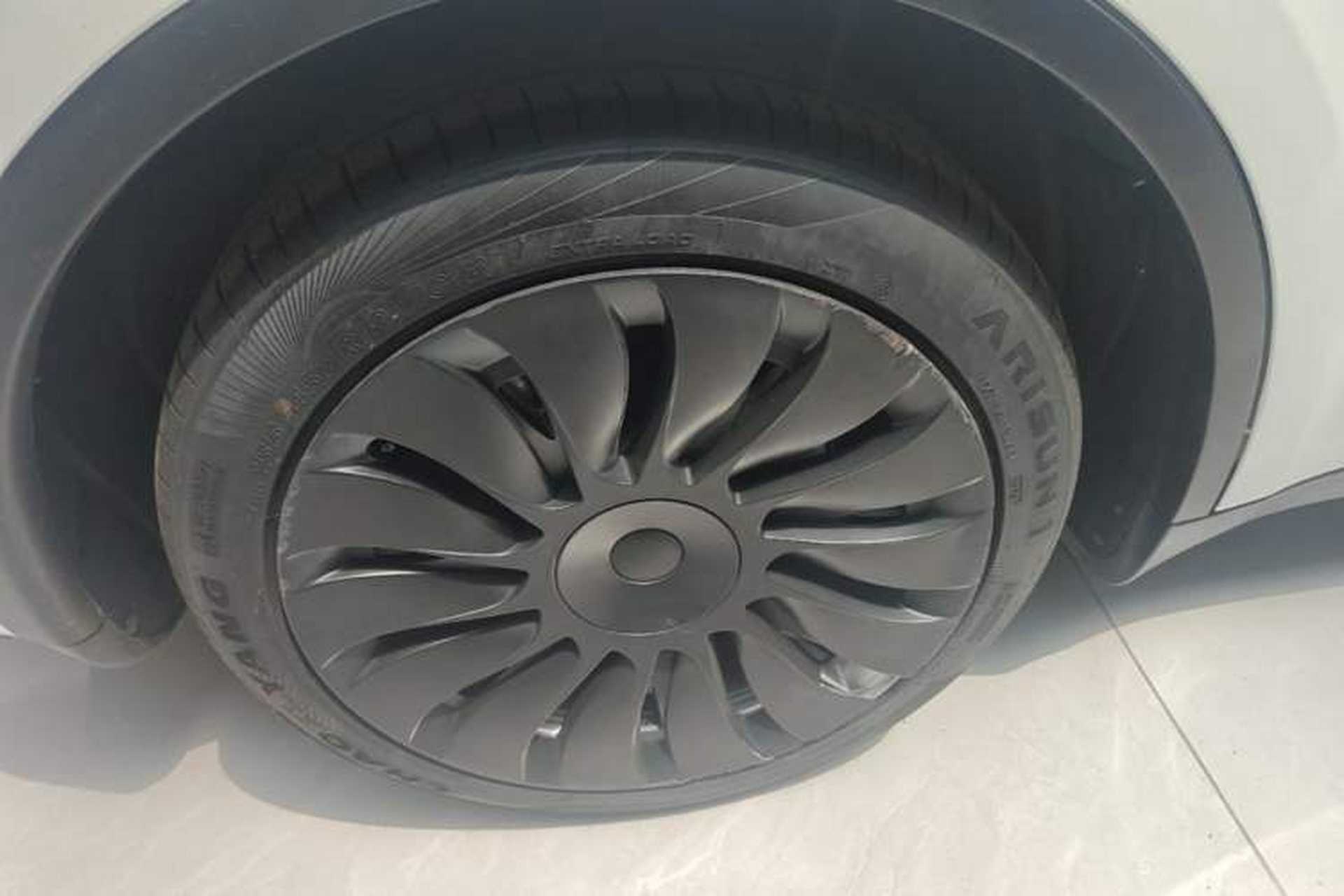Used Tesla Model Y 2021 Standard Range Rear-Wheel Drive Version Right Rear Wheel Hub