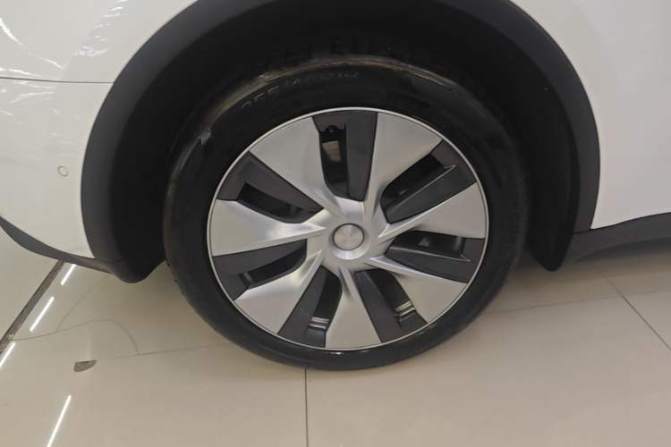 Used Tesla Model Y 2021 Standard Range Rear-Wheel Drive Version Right Rear Wheel Hub