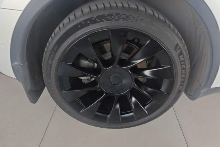 Used Tesla Model Y 2021 Long-Range All-Wheel-Drive Version 3D7 Right Rear Wheel Hub