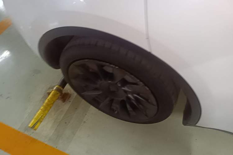 Used Tesla Model Y 2021 Standard Range Rear-Wheel Drive Version Right Rear Wheel Hub