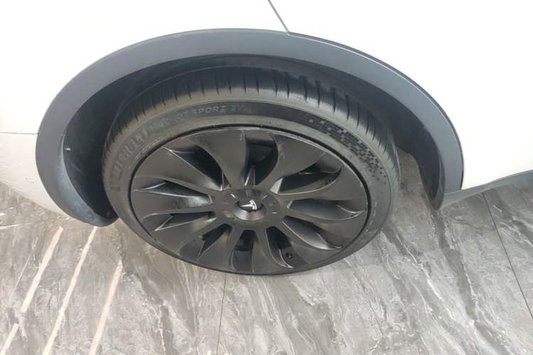 Used Tesla Model Y 2021 Long-Range All-Wheel-Drive Version 3D7 Right Rear Wheel Hub