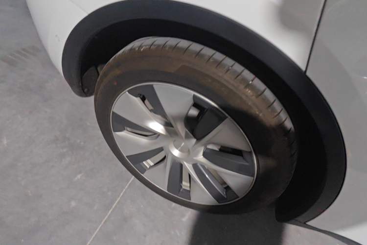 Used Tesla Model Y 2021 Standard Range Rear-Wheel Drive Version Right Rear Wheel Hub