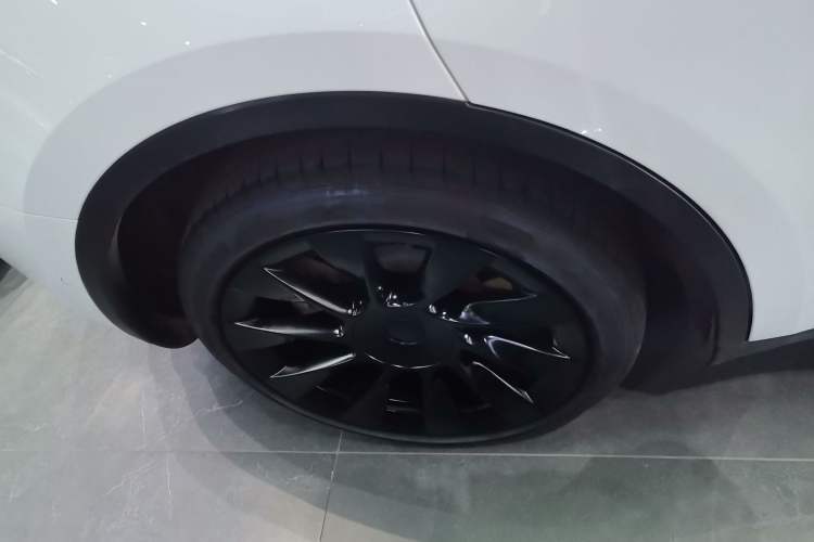 Used Tesla Model Y 2021 Revised Version 2 Long-Range All-Wheel-Drive Edition Right Rear Wheel Hub