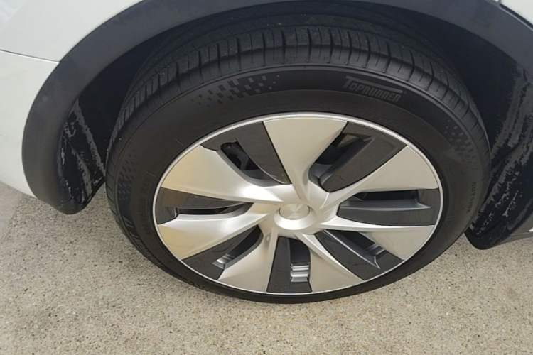 Used Tesla Model Y 2021 Standard Range Rear-Wheel Drive Version Right Rear Wheel Hub