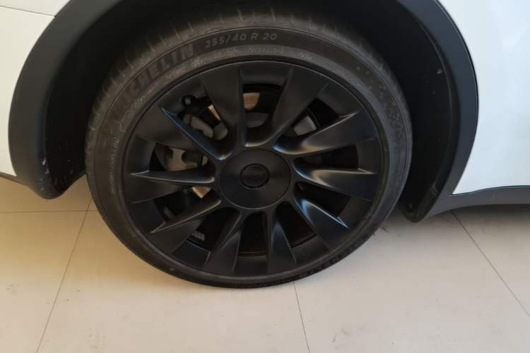 Used Tesla Model Y 2021 Long-Range All-Wheel-Drive Version 3D7 Right Rear Wheel Hub
