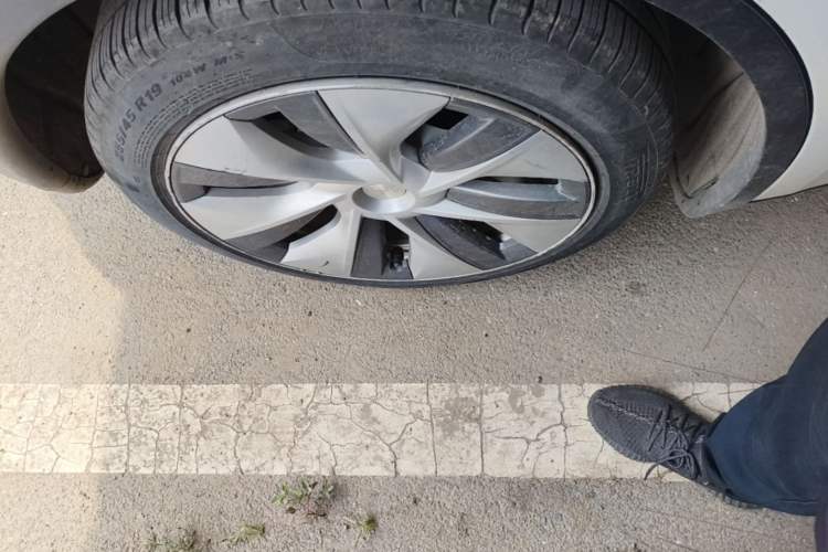 Used Tesla Model Y 2021 Standard Range Rear-Wheel Drive Version Right Rear Wheel Hub
