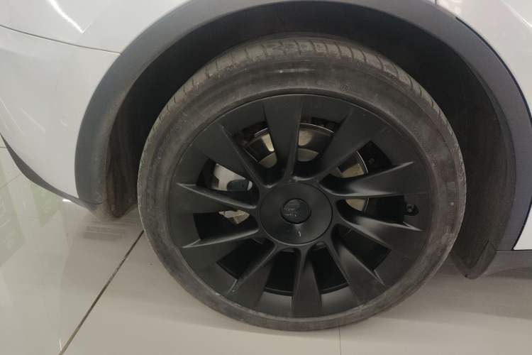 Used Tesla Model Y 2021 Standard Range Rear-Wheel Drive Version Right Rear Wheel Hub