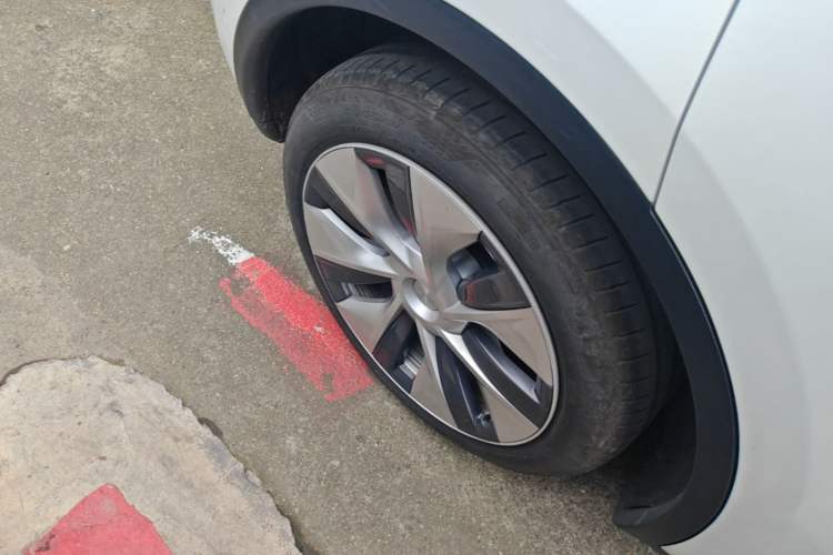 Used Tesla Model Y 2021 Long-Range All-Wheel-Drive Version 3D7 Right Rear Wheel Hub