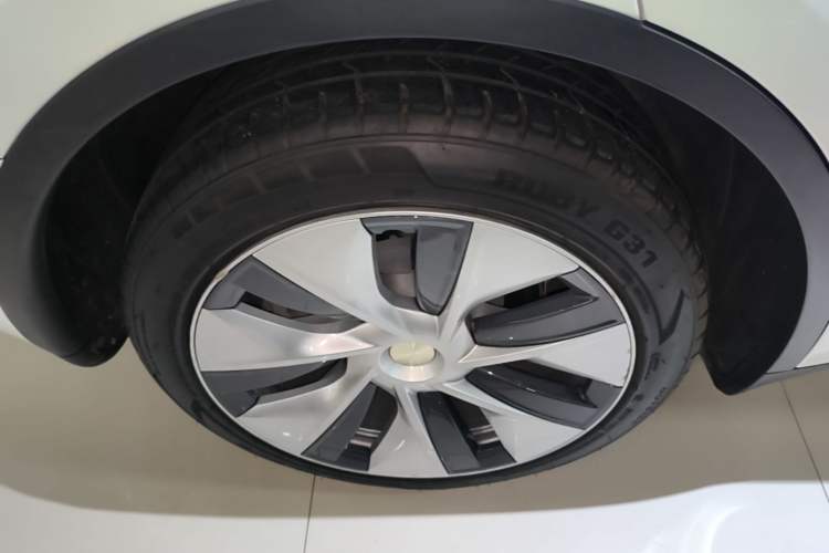 Used Tesla Model Y 2021 Long-Range All-Wheel-Drive Version 3D7 Right Rear Wheel Hub