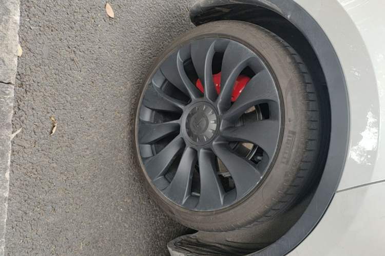 Used Tesla Model Y 2021 Performance High-Performance All-Wheel-Drive Version Right Rear Wheel Hub