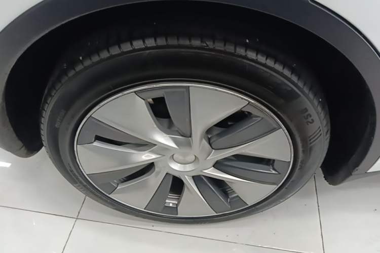 Used Tesla Model Y 2021 Standard Range Rear-Wheel Drive Version Right Rear Wheel Hub