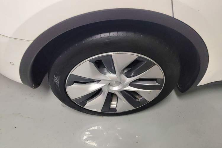 Used Tesla Model Y 2021 Standard Range Rear-Wheel Drive Version Right Rear Wheel Hub