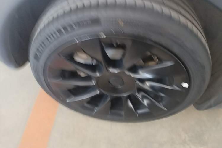 Used Tesla Model Y 2021 Long-Range All-Wheel-Drive Version 3D7 Right Rear Wheel Hub