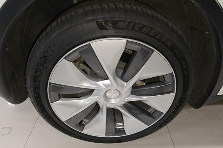 Used Tesla Model Y 2021 Revised Version 2 Long-Range All-Wheel-Drive Edition Right Rear Wheel Hub