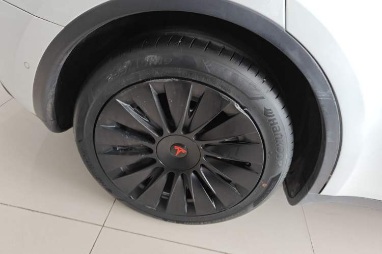 Used Tesla Model Y 2021 Long-Range All-Wheel-Drive Version Right Rear Wheel Hub