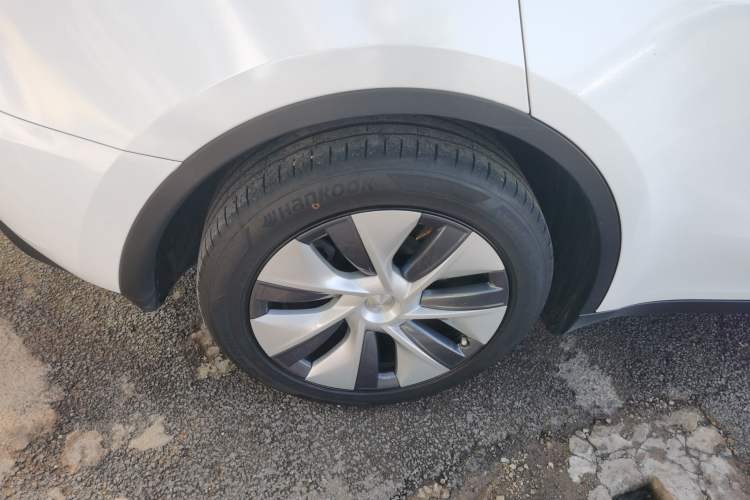 Used Tesla Model Y 2021 Standard Range Rear-Wheel Drive Version Right Rear Wheel Hub