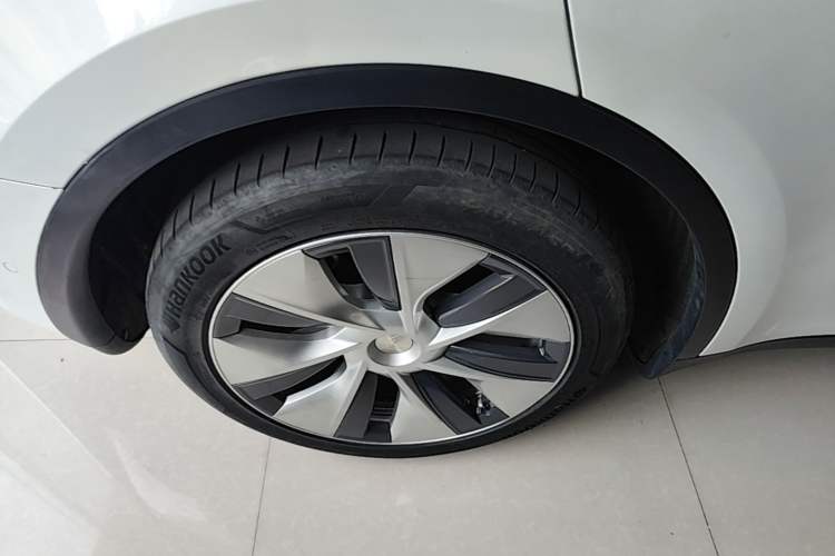 Used Tesla Model Y 2021 Standard Range Rear-Wheel Drive Version Right Rear Wheel Hub