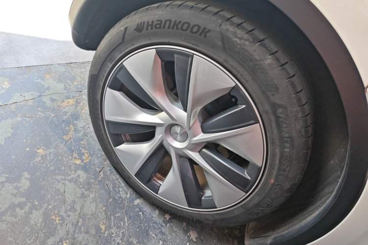 Used Tesla Model Y 2021 Standard Range Rear-Wheel Drive Version Right Rear Wheel Hub