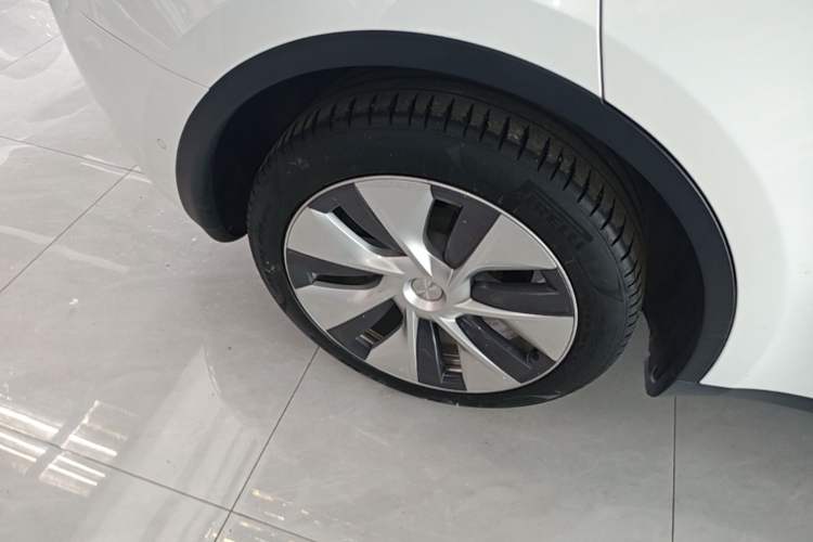Used Tesla Model Y 2021 Standard Range Rear-Wheel Drive Version Right Rear Wheel Hub