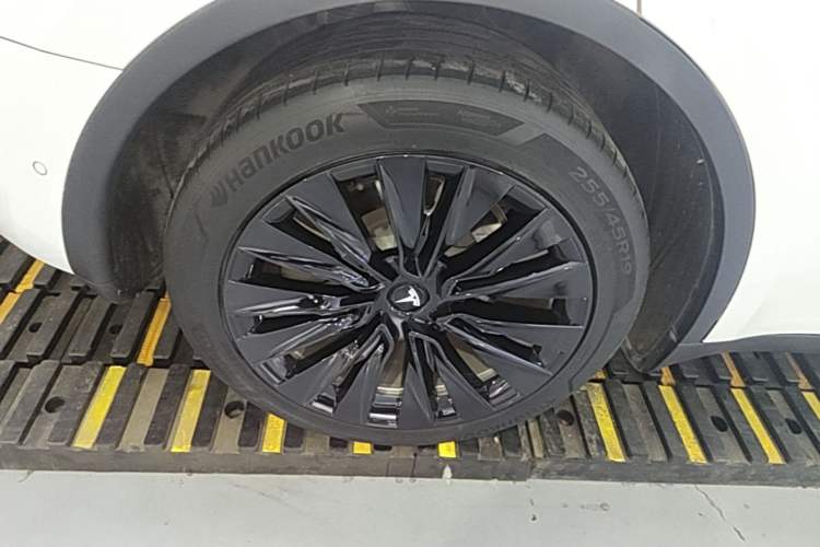 Used Tesla Model Y 2021 Long-Range All-Wheel-Drive Version Right Rear Wheel Hub