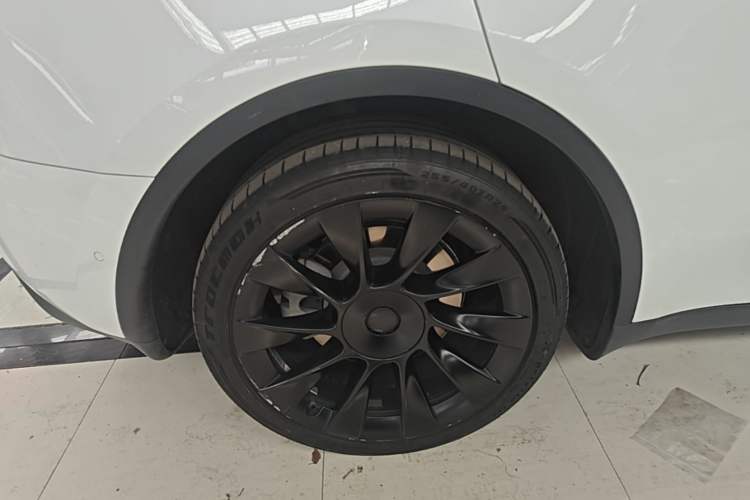 Used Tesla Model Y 2021 Long-Range All-Wheel-Drive Version Right Rear Wheel Hub