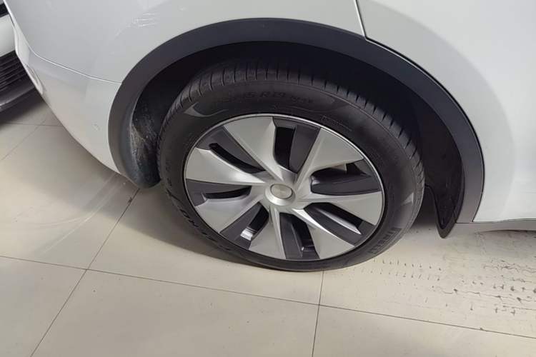 Used Tesla Model Y 2021 Standard Range Rear-Wheel Drive Version Right Rear Wheel Hub