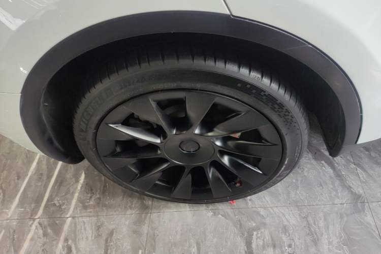 Used Tesla Model Y 2021 Long-Range All-Wheel-Drive Version Right Rear Wheel Hub