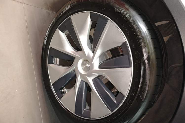 Used Tesla Model Y 2021 Long-Range All-Wheel-Drive Version 3D7 Right Rear Wheel Hub