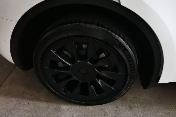 Used Tesla Model Y 2021 Standard Range Rear-Wheel Drive Version Right Rear Wheel Hub