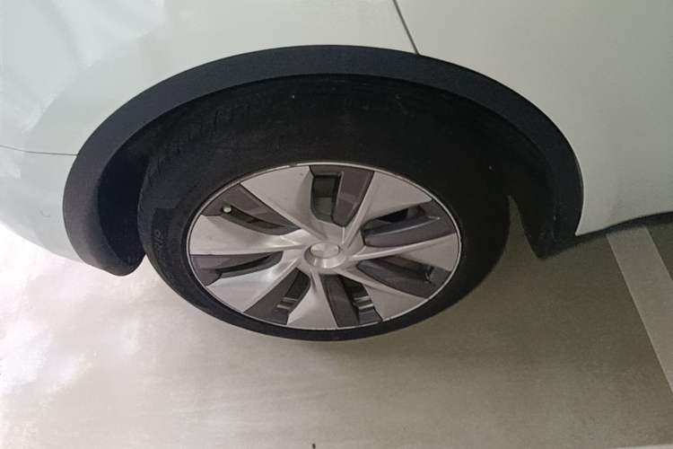 Used Tesla Model Y 2021 Standard Range Rear-Wheel Drive Version Right Rear Wheel Hub