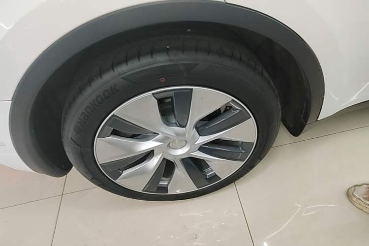 Used Tesla Model Y 2021 Long-Range All-Wheel-Drive Version Right Rear Wheel Hub