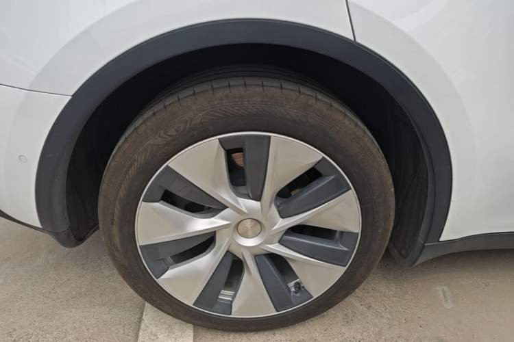 Used Tesla Model Y 2021 Standard Range Rear-Wheel Drive Version Right Rear Wheel Hub