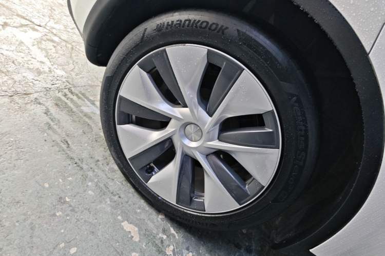 Used Tesla Model Y 2021 Long-Range All-Wheel-Drive Version Right Rear Wheel Hub