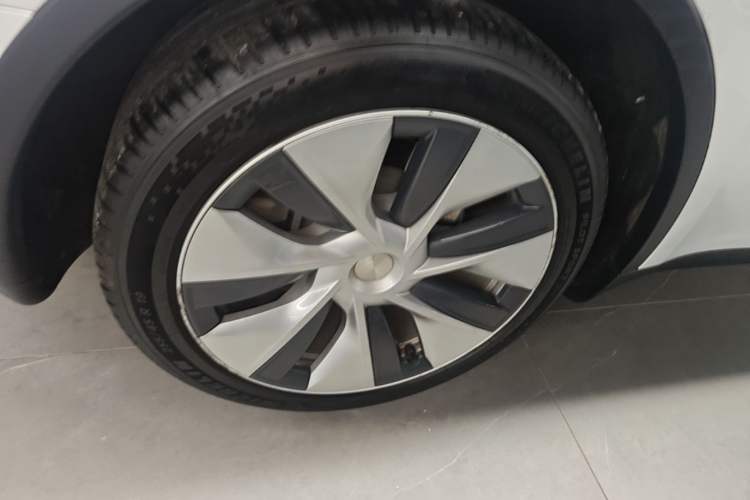 Used Tesla Model Y 2021 Long-Range All-Wheel-Drive Version 3D7 Right Rear Wheel Hub
