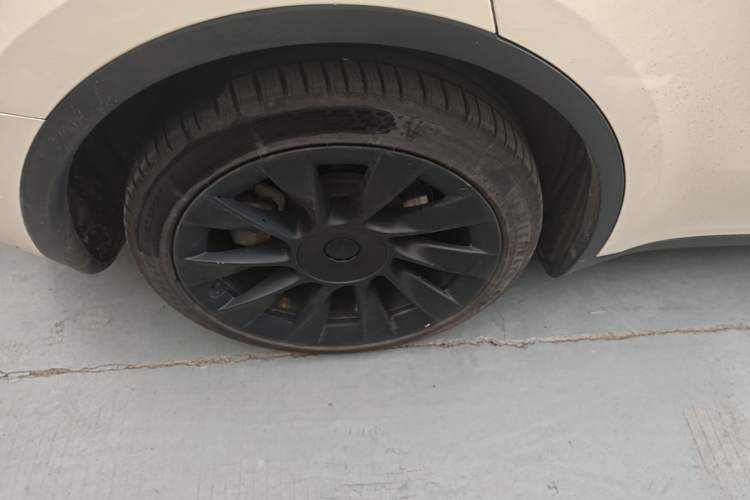 Used Tesla Model Y 2021 Long-Range All-Wheel-Drive Version Right Rear Wheel Hub