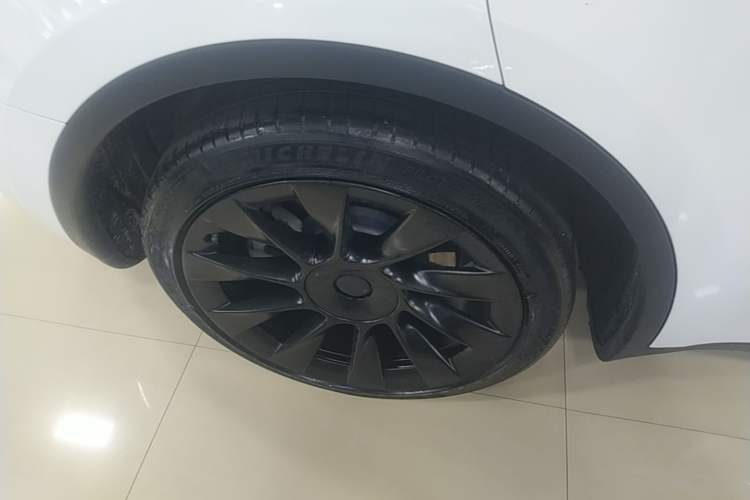 Used Tesla Model Y 2021 Long-Range All-Wheel-Drive Version Right Rear Wheel Hub