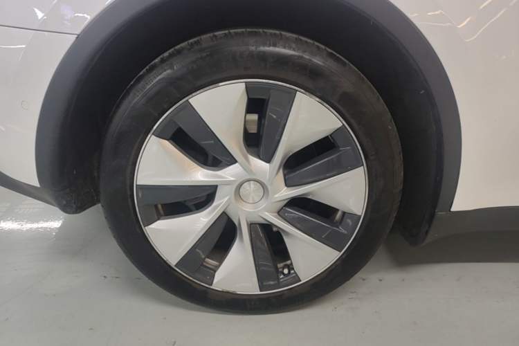 Used Tesla Model Y 2021 Long-Range All-Wheel-Drive Version Right Rear Wheel Hub