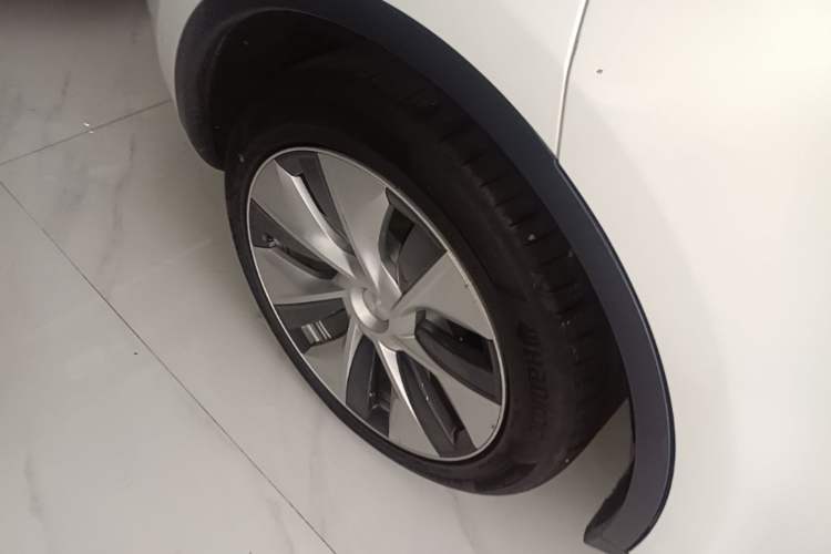 Used Tesla Model Y 2021 Long-Range All-Wheel-Drive Version Right Rear Wheel Hub